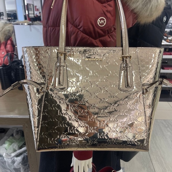 MICHAEL KORS Voyager Large Metallic Logo Debossed EW Shoulder Tote Bag
Pale Gold - Picture 5 of 8